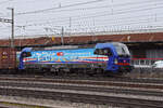 Siemens Vectron 193 525-3 durchfährt den Bahnhof Pratteln.