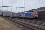 Re 474 004-9 durchfährt den Bahnhof Gelterkinden.