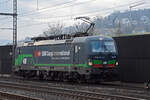 Siemens Vectron 193 258-1 durchfährt solo den Bahnhof Gelterkinden.