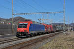 Re 484 014-9 durchfährt den Bahnhof Gelterkinden.