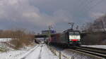 MRCE 189 982 (ES64 F4-082) fährt am 11.02.2021 für SBB Cargo International mit einem Containerzug durch Heddesheim/Hirschberg gen Süden.