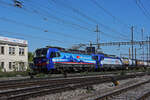 Doppeltraktion, mit den Siemens Vectron 193 533-7 und 193 490-0 durchfährt den Bahnhof Pratteln.