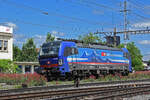 Siemens Vectron 193 529-5 durchfährt solo den Bahnhof Pratteln.