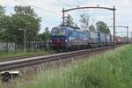 Bei der bekannte Bahnübergang in Hulten passiert am 5 Juni 2024 SBBCI 193 521 mit ein KLV nach Waalhaven. 