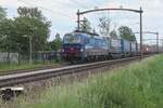 Bei der bekannte Bahnübergang in Hulten passiert am 5 Juni 2024 SBBCI 193 521 mit ein KLV nach Waalhaven.