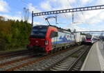 SBB / RailCare - Lok 91 80 6 193 465-2 unterwegs für RailCare /(Coop) mit Güterzug bei der Durchfahrt in Mies am 2024.10.03