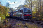 Ein fast fabrikneuer SIEMENS XLoad-Vectron, gerade mal 4 Wochen alt.
Die an die SBB Cargo International AG vermietete 193 539 mit XLoad  Duomo Milano  (91 80 6193 549-3 D-SIEAG) der SüdLeasing GmbH, Stuttgart (eingestellt in Deutschland durch Siemens) fährt am 29.10.2024 mit einem KLV-Zug, durch Kirchen (Sieg) in Richtung Siegen.

Die Multisystemlokomotive Siemens Vectron MS wurde 2024 von Siemens Mobilitiy in München-Allach unter der Fabriknummer 23595 gebaut und am 25.09.2024 ausgeliefert. Sie wurde in der Variante A40-1a ausgeführt und hat so die Zulassung für Deutschland, Österreich, die Schweiz, Italien, die Niederlande und Belgien (D / A / CH / I / NL / B). Sie verfügt über eine Leistung von 6,4 MW (160 km/h) und ist neben den nationalen Zugsicherungssystemen mit dem Europäischen Zugsicherungssystem (ETCS  BL3) ausgestattet. Zudem ist sie mit der neuen Ausrüstungspaket XLoad ausgestattet. 

Das neue XLoad Ausrüstungspaket für Vectron:
XLoad ist ein Ausrüstungspaket für Vectron, welches künftig mitbestellt, aber auch bei bereits ausgelieferten Vectron Loks nachgerüstet werden kann. Das Feature verbessert die Reibwertausnutzung und ermöglicht dadurch höhere Anhängelasten. Zudem reduzieren die Fahreigenschaften, die das Feature bewirken, den Verschleiß von Rad und Schiene.

Aktuell sind die Schweizer Vectron-Lokomotiven (SBB Cargo und BLS Cargo) in der Regel in Doppeltraktion unterwegs. Die Steigungen und Rampen der Schweizer Berge sind vor allem bei schlechten Witterungsbedingungen nicht ohne. Eine Lokomotive muss auch bei geringerem Schlupf genügend Traktion auf die Schienen bringen, um alle Güter sicher und zuverlässig ans Ziel zu bringen. Ein effizienter Weg aus dieser «Misere» ist die für Vectron entwickelte Zusatz-Funktion «XLoad». Den erfolgreichen Beweis trat eine SIEMENS Testlokomotive im Frühjahr 2022 bei der SBB Cargo International und bei der BLS Cargo eindrücklich an. 

Für SBB Cargo International bewies die Test-Lokomotive am Bözberg und für BLS Cargo an der Nordrampe des Lötschbergs ihre enorme Zugkraft. 
Vectron meisterte im Frühjahr 2022 die lange 12‰-Steigung des Bözbergs mit einer Anhängerlast von 2.000 Tonnen bravourös. Bei den nächtlichen Testfahrten zeigte sich eindrücklich die enorme Zugkraft der Lokomotive. 

Am Lötschberg wurden bei der BLS Cargo steigungsmäßig noch ein paar Promille draufgepackt. Mit 1.020 Tonnen im Gepäck bewältigte die Vectron-Lokomotive mit XLoad-Feature die 27‰-Steigung der Nordrampe ebenfalls meisterlich. Und auch diverse Anfahrtsversuche absolvierte der mit dem XLoad-Feature aufgerüstete Vectron problemlos. 

So bestellte die SüdLeasing GmbH (Stuttgart) im Auftrag der SBB Cargo International jüngst 20 Vectron Lokomotiven mit XLoad bei SIEMENS.