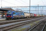 Güterzug von SBB CARGO INTERNATIONAL mit blauer Vectron 193 516 anlässlich der Bahnhofsdurchfahrt Wohlen am 7. März 2020.
Foto: Walter Ruetsch