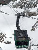 Nach dem Schneefall in der vergangenen Nacht zum 16.05.2007 haben die ersten Fahrten der Seilbahn auf den 2502 m hohen Sntis im Appenzeller Land auch immer damit zu tun, den auf den Seilen