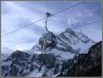 Einer der neuen 2er Sessel der Gumenbahn in Braunwald, die quer zur Fahrrichtung aufgehngt sind. Bei Alleinbentzung kann man die Fahrt auch halb liegend geniessen und kann somit auch den Ortstock im Hintergrund bewundern. (11.01.2008)