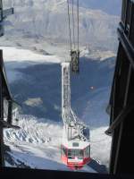 Die Luftseilbahn  Trockener Steg-Klein Matterhorn  kurz vor der Bergstation am 16.9.2007.Diese ist die Hchstgelegendste von Europa, 3883 M..M. oder 12736 Fuss.Von der Bergstation bis zum ersten Masten betrgt der Abstand 2885 Meter (!).Die Hhendifferenz der Luftseilbahn betrgt 891 Meter, und sie bewegt sich mit 10m/s oder 37 km/h.