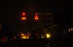 Doppelt hält besser: Das rechte Hauptsignal dieser Signalbrücke zeigt neben der normalen, roten Lampe auch die sogenannte  Notrot -Lampe, was nicht allzu häufig zu sehen ist.
Aufgenommen bei Wädenswil am 18.12.2015