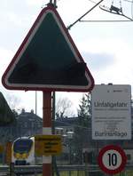 Da die DB-Abstellanlage in der Schweiz liegt, enthält das Verbotssschild der DB folgenden Zusatzhinweis:  Zuwiderhandlungen werden nach dem Schweizer Bahnpolizeigesetz verfolgt   Die Schilder mit