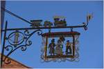 Spezialgeschäfte und Restaurants in Appenzell machen durch kunstvolle Schilder auf sich aufmerkasam und die Touristeninfo hat sich gleich die Appenzeller Bahnen zum Vorbild genommen. (02.12.2016)