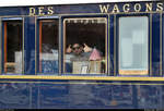 Venice-Simplon-Orient-Express (VSOE): der touristische Luxuszug von Belmond Ltd. im Portrait
Während des Aufenthalts im Bahnhof Chiasso (CH) sah ich beim Blick auf die Fenster des vorletzten Wagens einige gut gelaunte Gesichter. Der Ausdruck dieses Fahrgasts, der sich gern der Kamera zeigte, fasst die Qualität solch einer Luxusreise sehr gut zusammen. ;)
Aufgenommen von Bahnsteig 4/7.
[20.9.2019 | 13:43 Uhr]