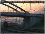 Der nach Disentis ausfahrende RE1248 begegnet dem einfahrenden RE1261 aus Disentis ausserhalb der Friedaubrcke in Chur. (28.10.2007)