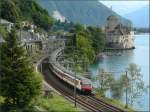 Ein IC in Richtung Genve passiert am 02.08.08 das Chteau de Chillon am Genfer See, Steuerwagen voraus. (Hans)
