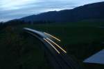 So schnell, wie das Bild aussieht, geht die Fahrt von Oberdorf nach Solothurn natrlich nicht... Abendstimmung mit SBB-RABe 521 am 14.11.2010 bei Lommiswil. 