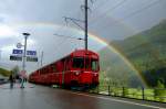Unter einem doppelten Regenbogen verlsst ein Pendelzug mit BDt 1723 an der Spitze den Umsteigebahnhof Sagliains in Richtung Oberengadin.