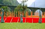Kunst am/vor dem Bau, hier am Kreisviadukt Brusio anlsslich Jubilum 100 Jahre Bernina Bahn. (Aufnahme 10.07.2010)