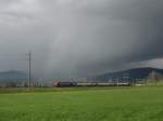 Geniale Wetterstimmung war am 20.04.2012 bei Buttikon als das XL-Zritram (DPZ als S 2) vorbeifuhr.