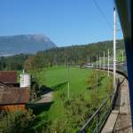 Unterwegs mit Re 4/4 11109 in Schwyz, man schaut bis zum Rigi Kulm 3.10.11