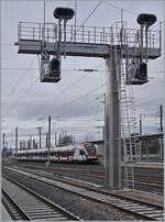 Ein SBB CFF LEX RABe 522 unter der doch recht wuchtigen Signalbrücke von Annemasse am Eröffnungstag des Léman Express.