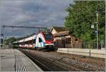 Der SBB LEX RABe 522 226 ist als Léman Express RL5 23015 von La Plaine nach Genève unterwegs und erreicht den Halt Russin.