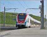 Ein Bahnsteigbild: der SBB LEX RABe 522 220 erreicht als RL6 den Bahnhof von Russin.. Der Léman Express ist auf dem Weg von Genève nach La Plaine. 

26. August 2024