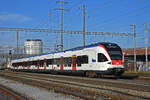 RABe 523 001, auf der S3, fährt beim Bahnhof Pratteln ein.