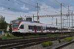 RABe 523 064, auf der S1, verlässt am 04.09.2024 den Bahnhof Pratteln.