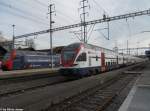 2 Generationen von S-Bahnen treffen sich am 18.4.2012 in Oberwinterthur. Links die Re 450 028-6 ''Uerikon'' als S12 nach Brugg, rechts der RABe 511 002 ''Stadt Zrich'' als Dienstzug.