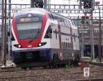 S-Bahn Zürich - Vom Alten Lokdepot in Winterthur hatten wir einen guten Blick auf das Gleisvorfeld des Hauptbahnhofs in Winterthur. Nur die vielen Masten und Signalbrücken machten die Auswahl der Perspektive schwer und schränkte den Blickwinkel ein. Ein Stadler DOSTO Triebwagen (später KISS) ist auf der Linie S12 von Brugg über Zürich und Winterthur nach Seen unterwegs. 511 013 schwenkt nach Rechts auf die Kursbuchstrecke 754. 14.05.2015