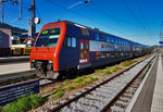 Re 450 111-0 steht mit der S5 18534 (Pfäffikon SZ - Rapperswil - Zürich HB - Zug), abfahrtbereit im Bahnhof Pfäffikon SZ.