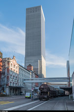 Das Swissmill Kornhaus mitten in der Stadt Zürich ist mit 118 Meter Höhe der höchste Kornspeicher der Welt. Hier werden pro Tag 800 Tonnen Korn gemahlen, was 1/3 des in der Schweiz benötigten Mehls ergibt! Das Korn dafür wird per Bahn angeliefert, wofür bis zu 3 Mal täglich ein Güterzug mitten durch die Stadt fährt (inkl. Kreuzung mit dem Tram). Am 6. Dezember stehen einige Güterwagen im Anschlussgleis.