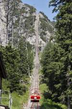 Die steile Gelmerbahn bringt gleich wieder Wanderer und Gste vom Gelmersee runter. Aufnahme vom 24. Juli 2013, 16:24