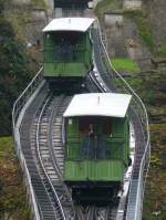 Fribourg/Freiburg - Blick von der Talstation auf die Standseilbahnwagen, Deutlich an den Fahrzeugen zu sehen,ist das Wasser Ablaufohr links am Wagenkasten am 09.11.2009