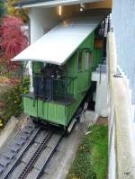 Fribourg/Freiburg - Funiculaire beim verlassen der Bergstation unterwegs von der Oberstadt auf der Talfahrt in die Unterstadt am 09.11.2009