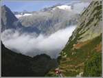 ber den Wolken.... atemberaubende Rundsicht auf die Gletscherwelt am Grimsel und die wieder talwrts fahrende Gelmerseebahn, kurz bevor sie dem Blick entschwindet auf die 106% Rampe, das sie zur steilsten Standseilbahn der Welt macht. (09.10.2007)