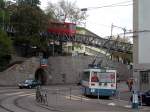 Die Polybahn berquert den Seilergraben, auf dem sich ein Trolleybus der Linie 31 in die Kurve legt.