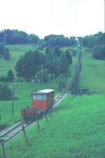 Standseilbahn Les Avants - Sonloup, Montreux. Seilbahnwagen mit talseitig mitgeführtem Gepäckwägelchen.__04-09-1976 