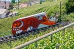 100 Jahre Vinifuni / ehemalige Ligerz-Tessenberg-Bahn LTB: Das Fahrzeug zum Geburtstag im Festkleid und bergwrts unterwegs, kurz vor der Haltestelle  Pilgerweg .