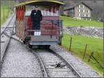 Wagen 2 der Stanserhornbahn bei der Ausweichstelle oberhalb von Stans. Es ist schon ziemlich kalt in den historischen Wagen, die ber keine Fenster verfgen, dafr ein wrmendes Schafsfell auf den Sitzbnken. (13.11.2007)