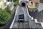 Wagen 2 der Trasporti Pubblici Luganesi SA (TPL), unterwegs als Standseilbahn Lugano–Bahnhof SBB (Funicolare Lugano Città–Stazione FFS) von Lugano Città (CH) nach Lugano Stazione (CH) befährt die Abt’sche Ausweiche nahe der Kathedrale San Lorenzo.
Aufgenommen von einer Fußgängerbrücke.
[20.9.2019 | 14:57 Uhr]