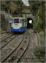 Durchblick I: Die Standseilbahn TPL N 1 auf der kurzen, aber steilen Fahrt von der Stadt zum Bahnhof von Lugano.