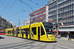 Be 6/8 Combino 671 mit einer Gratulations Werbung für den Meistertitel der Young Boys (YB), auf der Linie 8, fährt zur Haltestelle beim Bahnhof Bern.