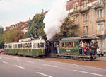 Dampftram-Personenwagen 26, ein Originalwagen, der als Nr. 307 noch bis 1952 im regulären Dienst stand. Heute ist diese Komposition im Verkehrshaus Luzern. Daneben die Standard-Komposition 122-338, die ihr letztes Jahrzehnt in der rumänischen Stadt Iassi verbrachte. Burgenziel,4.September 1976 