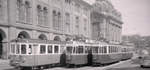 Bern: Früher war klar getrennt, was Strassenbahn und was Eisenbahn war; heute sind viele  Eisenbahnen  ins Strassenbahnnetz integriert, und man fährt nicht mehr richtig aufs Land in die Bauerndörfer, sondern durch die sich ausdehnenden Agglomerationen. Auf dem Berner Kornhausplatz treffen sich das Berner Tram (Standardwagen 111 (1948), und 127 (1961)) und die  Eisenbahn  (Vereinigte Bern-Worb-Bahnen, heute Regionalverkehr Bern-Solothurn, Personen-/Gepäcksteuerwagen 82). 1.Mai 1965 