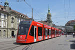 Be 6/8 Combino 654 mit der Bauhaus Werbung, auf der Linie 8, fährt zur Haltestelle beim Bahnhof Bern.