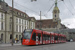 Be 6/8 Combino 654 mit der Bauhaus Werbung, auf der Linie 9, fährt am 17.04.2023 zur Haltestelle Hirschengraben.